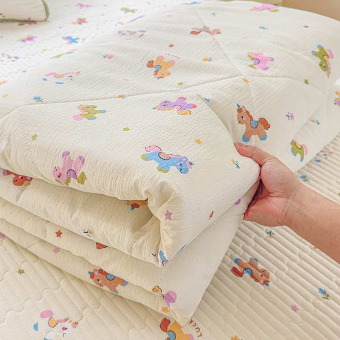 91家纺网 家纺一手货源 找家纺 贝扬思家纺 2026新款云感双层纱7A抗菌夏被四件套系列-栀夏系列 栀夏-童年木马