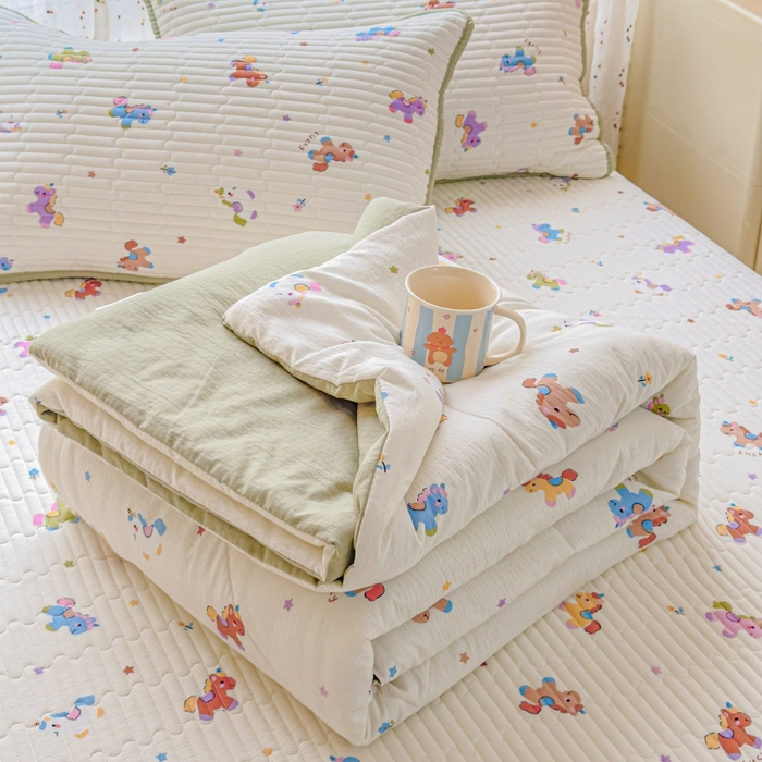 91家纺网 家纺一手货源 找家纺 贝扬思家纺 2026新款云感双层纱7A抗菌夏被四件套系列-栀夏系列 栀夏-童年木马