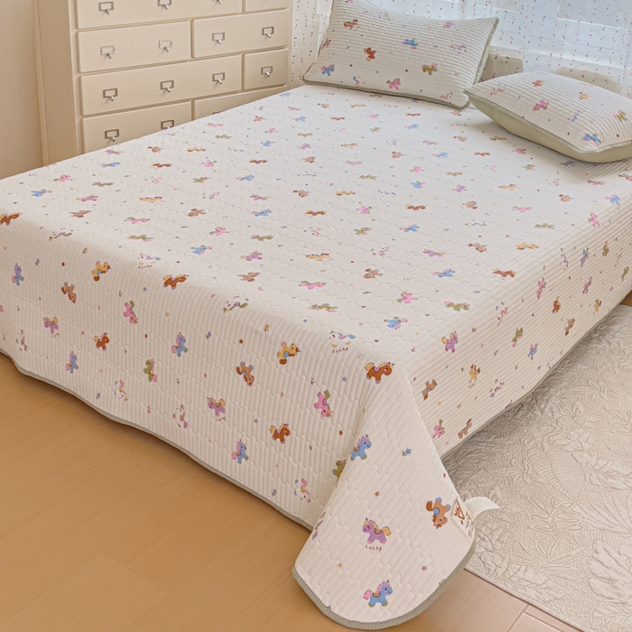 91家纺网 家纺一手货源 找家纺 贝扬思家纺 2026新款云感双层纱7A抗菌夏被四件套系列-栀夏系列 栀夏-童年木马