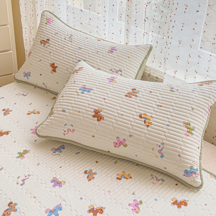 91家纺网 家纺一手货源 找家纺 贝扬思家纺 2026新款云感双层纱7A抗菌夏被四件套系列-栀夏系列 栀夏-童年木马