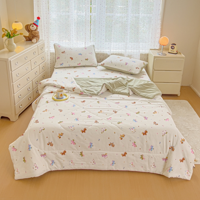 91家纺网 家纺一手货源 找家纺 贝扬思家纺 2026新款云感双层纱7A抗菌夏被四件套系列-栀夏系列 栀夏-童年木马