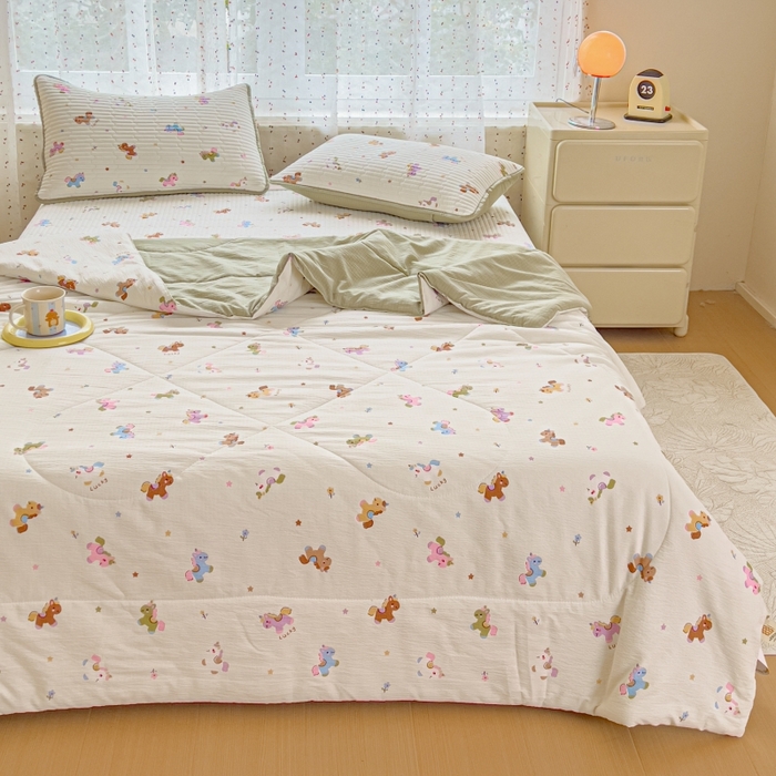 91家纺网 家纺一手货源 找家纺 贝扬思家纺 2026新款云感双层纱7A抗菌夏被四件套系列-栀夏系列 栀夏-童年木马