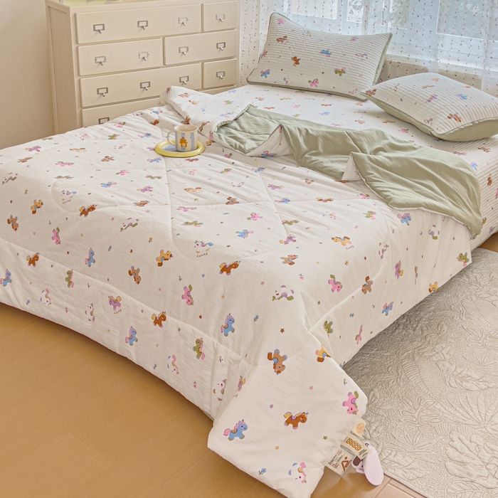 91家纺网 家纺一手货源 找家纺 贝扬思家纺 2026新款云感双层纱7A抗菌夏被四件套系列-栀夏系列 栀夏-童年木马