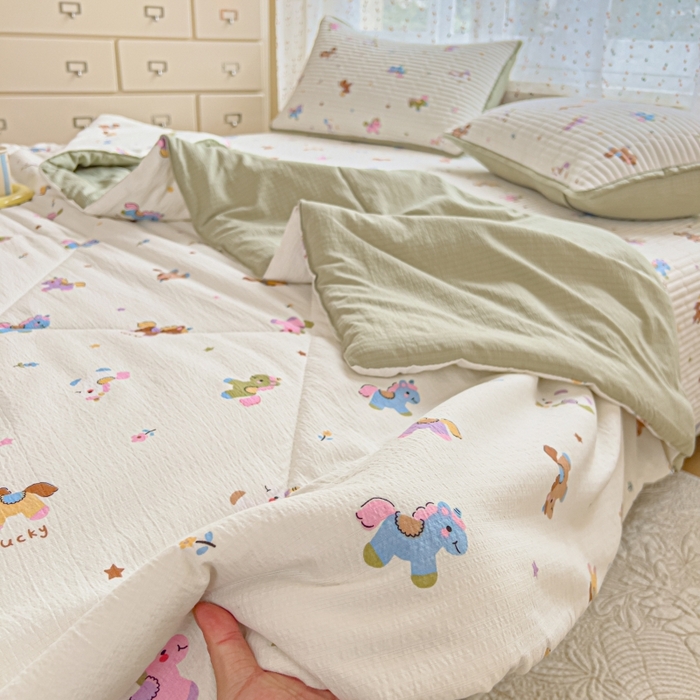 91家纺网 家纺一手货源 找家纺 贝扬思家纺 2026新款云感双层纱7A抗菌夏被四件套系列-栀夏系列 栀夏-童年木马