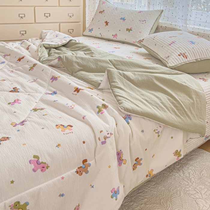 91家纺网 家纺一手货源 找家纺 贝扬思家纺 2026新款云感双层纱7A抗菌夏被四件套系列-栀夏系列 栀夏-童年木马