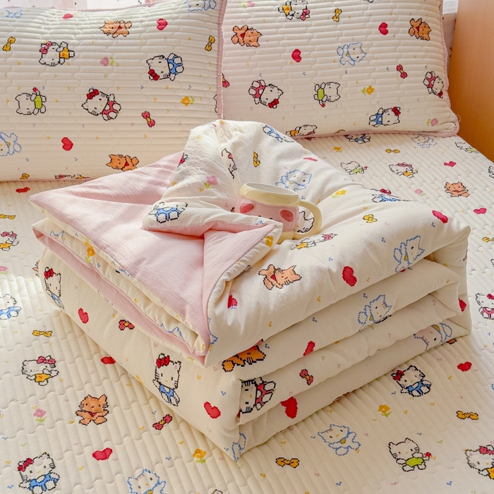 91家纺网 家纺一手货源 找家纺 贝扬思家纺 2026新款云感双层纱7A抗菌夏被四件套系列-栀夏系列 栀夏-像素小猫