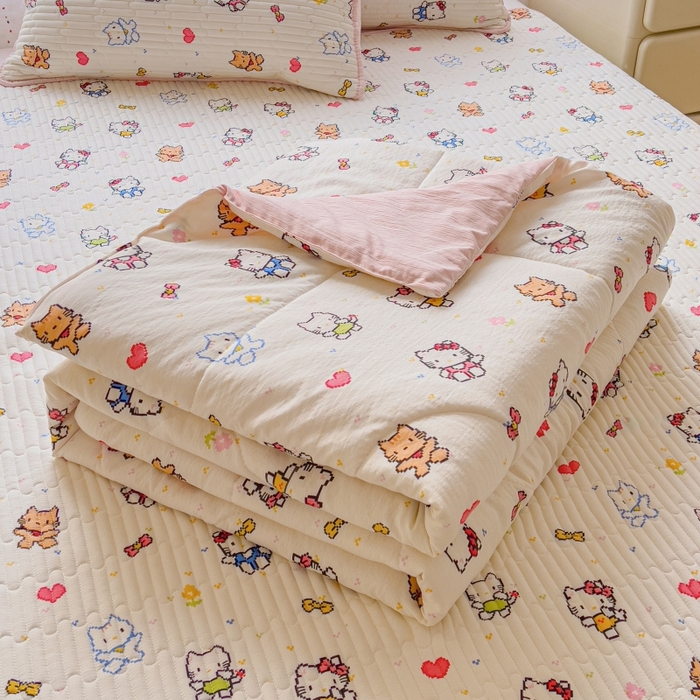 91家纺网 家纺一手货源 找家纺 贝扬思家纺 2026新款云感双层纱7A抗菌夏被四件套系列-栀夏系列 栀夏-像素小猫