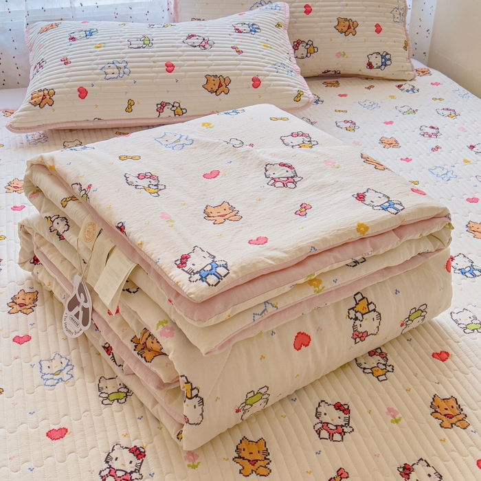 91家纺网 家纺一手货源 找家纺 贝扬思家纺 2026新款云感双层纱7A抗菌夏被四件套系列-栀夏系列 栀夏-像素小猫