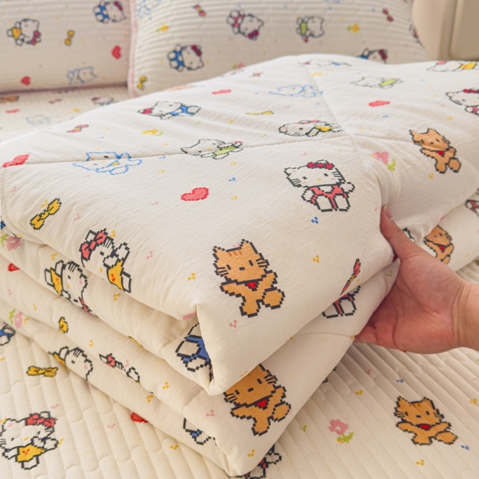 91家纺网 家纺一手货源 找家纺 贝扬思家纺 2026新款云感双层纱7A抗菌夏被四件套系列-栀夏系列 栀夏-像素小猫