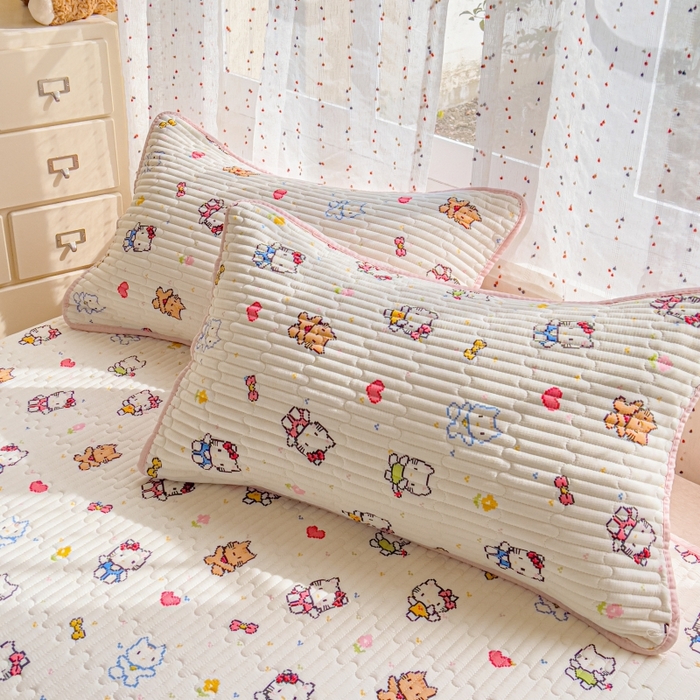 91家纺网 家纺一手货源 找家纺 贝扬思家纺 2026新款云感双层纱7A抗菌夏被四件套系列-栀夏系列 栀夏-像素小猫