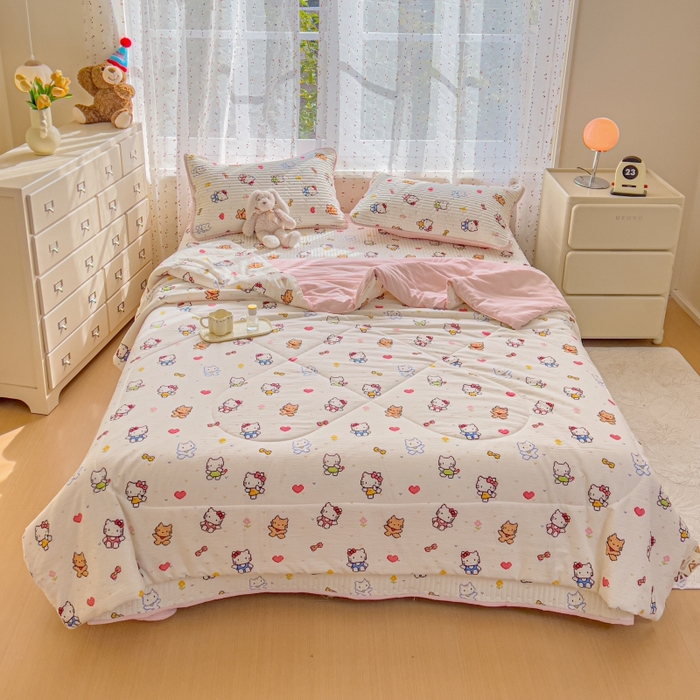 91家纺网 家纺一手货源 找家纺 贝扬思家纺 2026新款云感双层纱7A抗菌夏被四件套系列-栀夏系列 栀夏-像素小猫