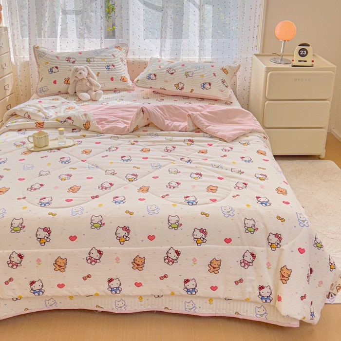 91家纺网 家纺一手货源 找家纺 贝扬思家纺 2026新款云感双层纱7A抗菌夏被四件套系列-栀夏系列 栀夏-像素小猫