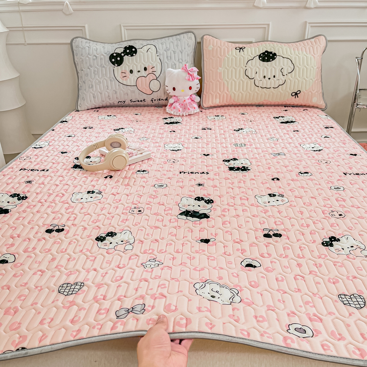 91家纺网 家纺一手货源 找家纺 摩妮卡 2026新款数码大版小清新乳胶凉席床席款三件套-场景一 温暖日常-粉