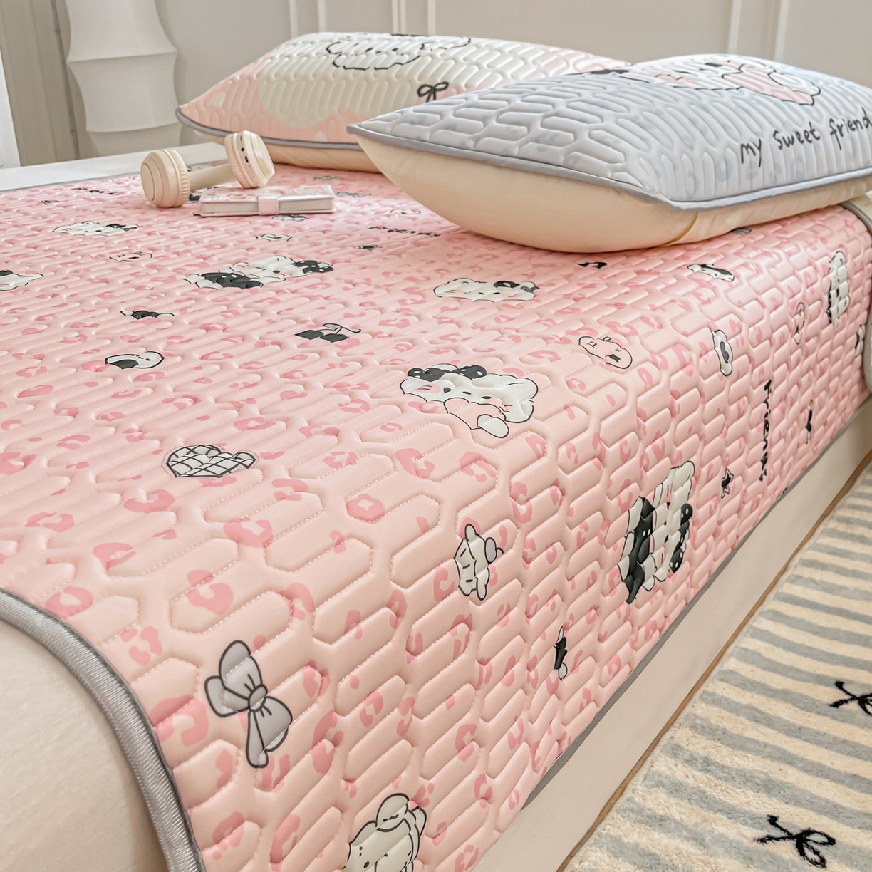 91家纺网 家纺一手货源 找家纺 摩妮卡 2026新款数码大版小清新乳胶凉席床席款三件套-场景一 温暖日常-粉