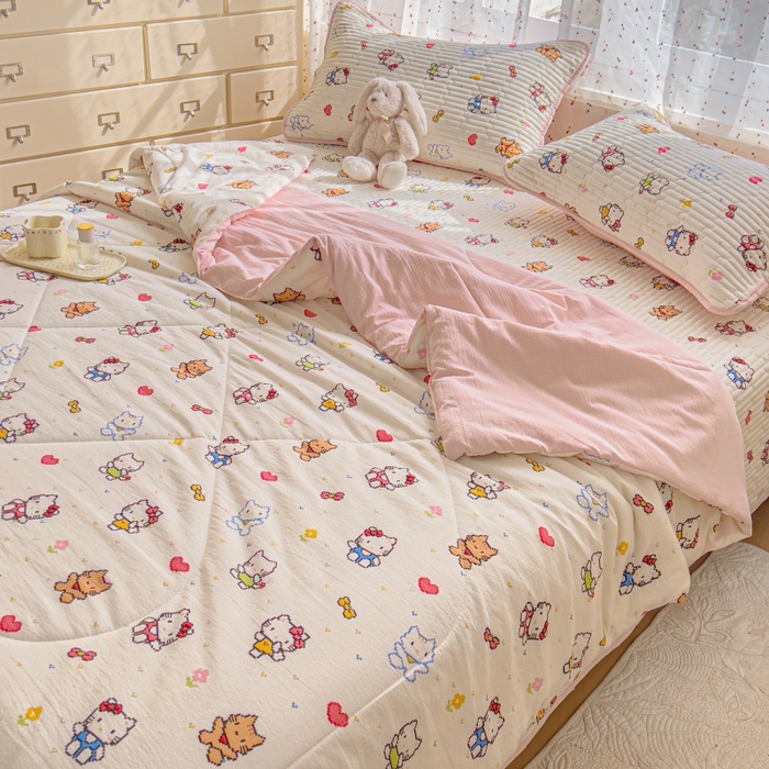 91家纺网 家纺一手货源 找家纺 贝扬思家纺 2026新款云感双层纱7A抗菌夏被四件套系列-栀夏系列 栀夏-像素小猫