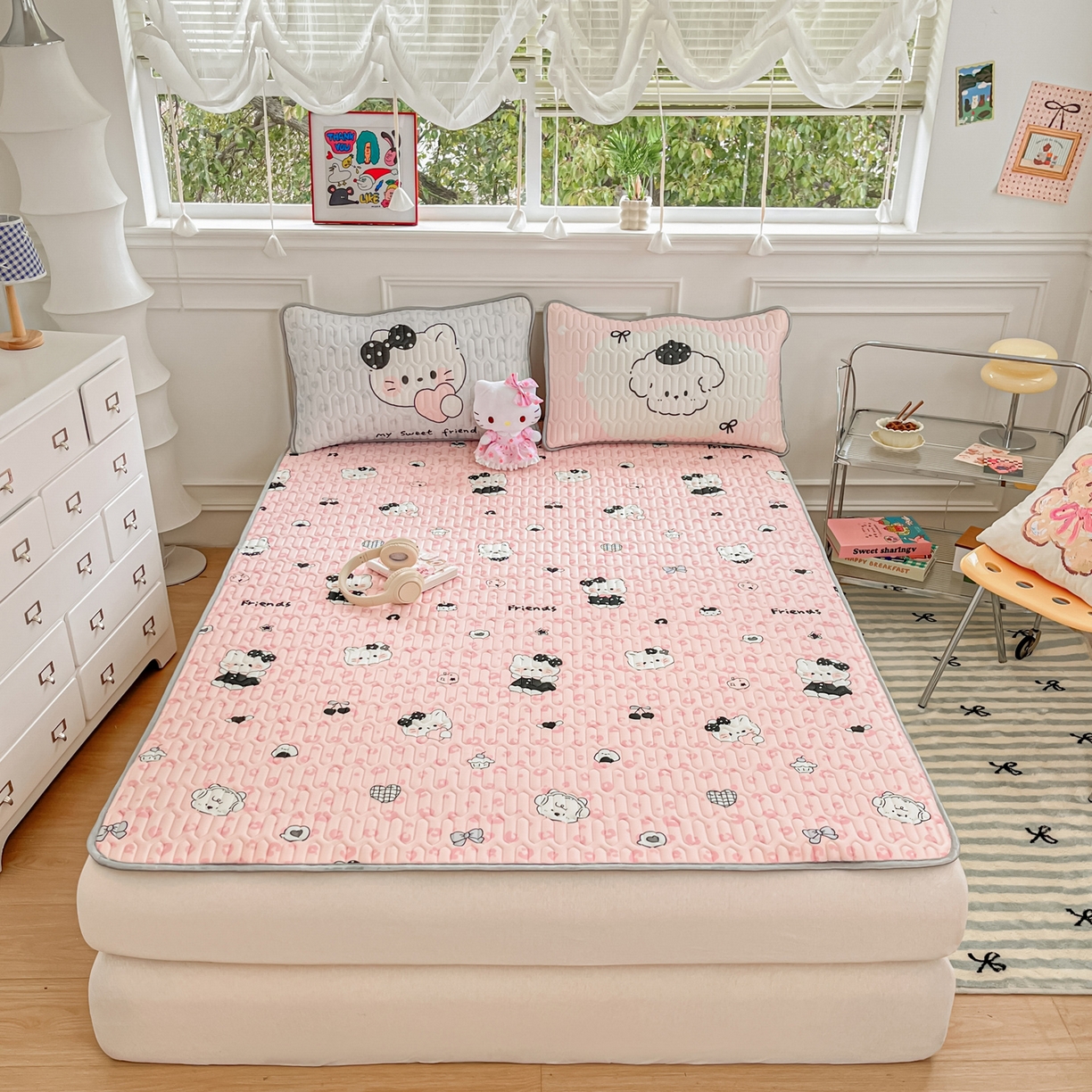 91家纺网 家纺一手货源 找家纺 摩妮卡 2026新款数码大版小清新乳胶凉席床席款三件套-场景一 温暖日常-粉