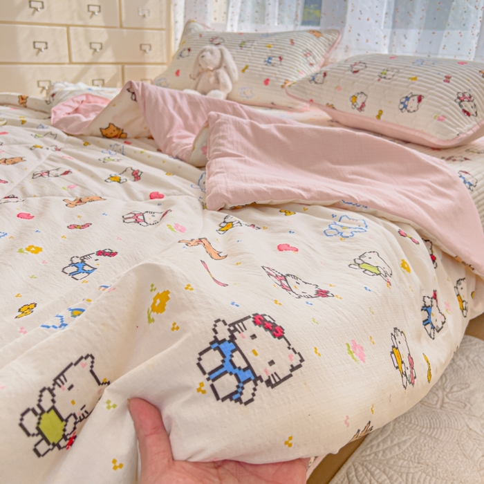 91家纺网 家纺一手货源 找家纺 贝扬思家纺 2026新款云感双层纱7A抗菌夏被四件套系列-栀夏系列 栀夏-像素小猫