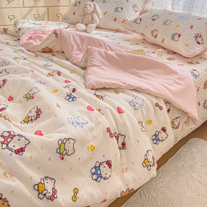 91家纺网 家纺一手货源 找家纺 贝扬思家纺 2026新款云感双层纱7A抗菌夏被四件套系列-栀夏系列 栀夏-像素小猫