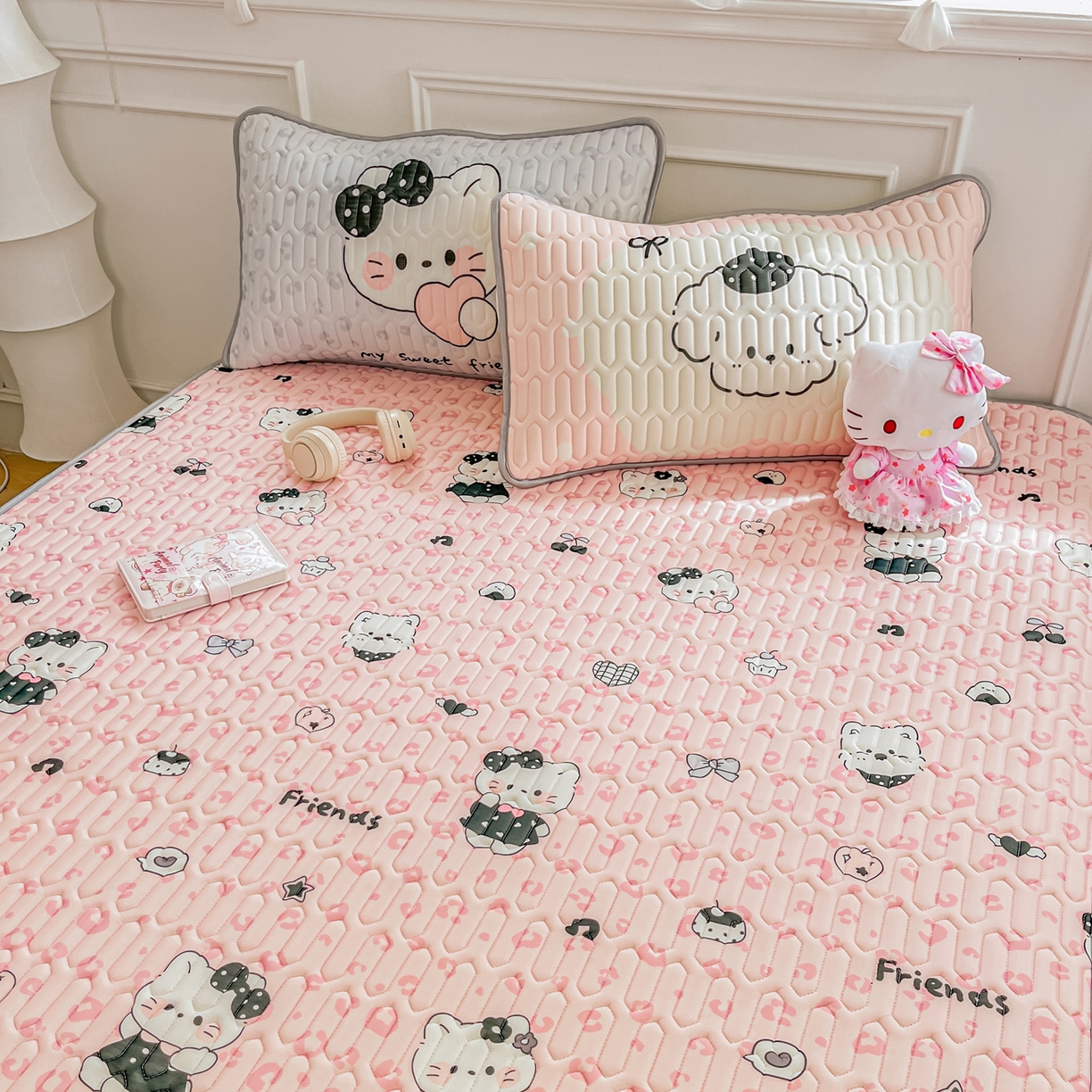 91家纺网 家纺一手货源 找家纺 摩妮卡 2026新款数码大版小清新乳胶凉席床席款三件套-场景一 温暖日常-粉