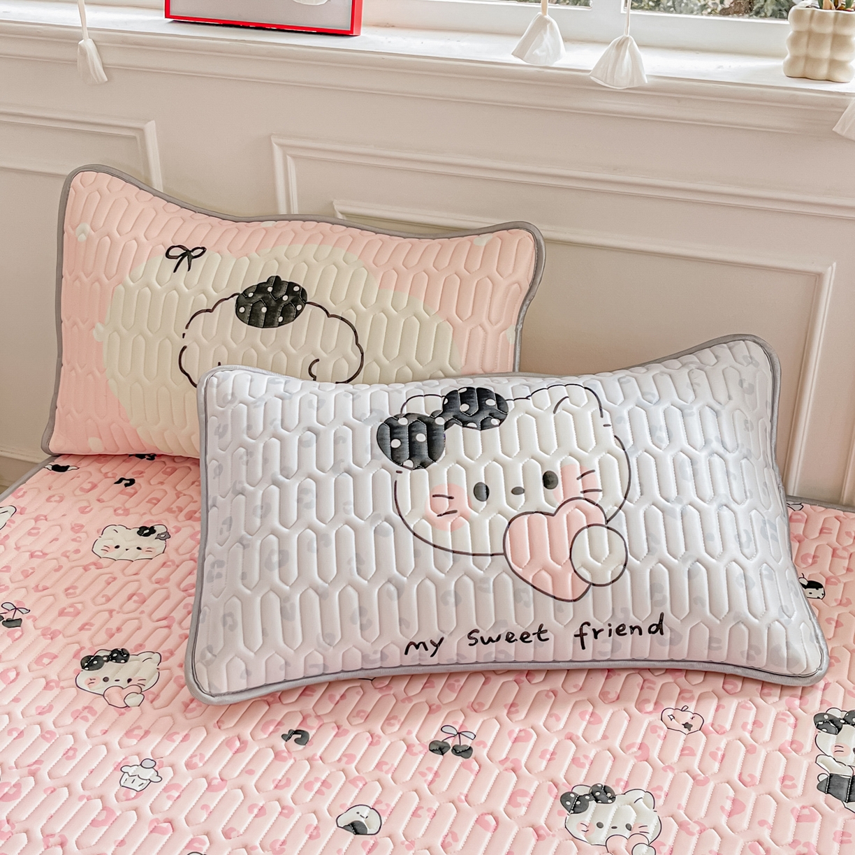 91家纺网 家纺一手货源 找家纺 摩妮卡 2026新款数码大版小清新乳胶凉席床席款三件套-场景一 温暖日常-粉