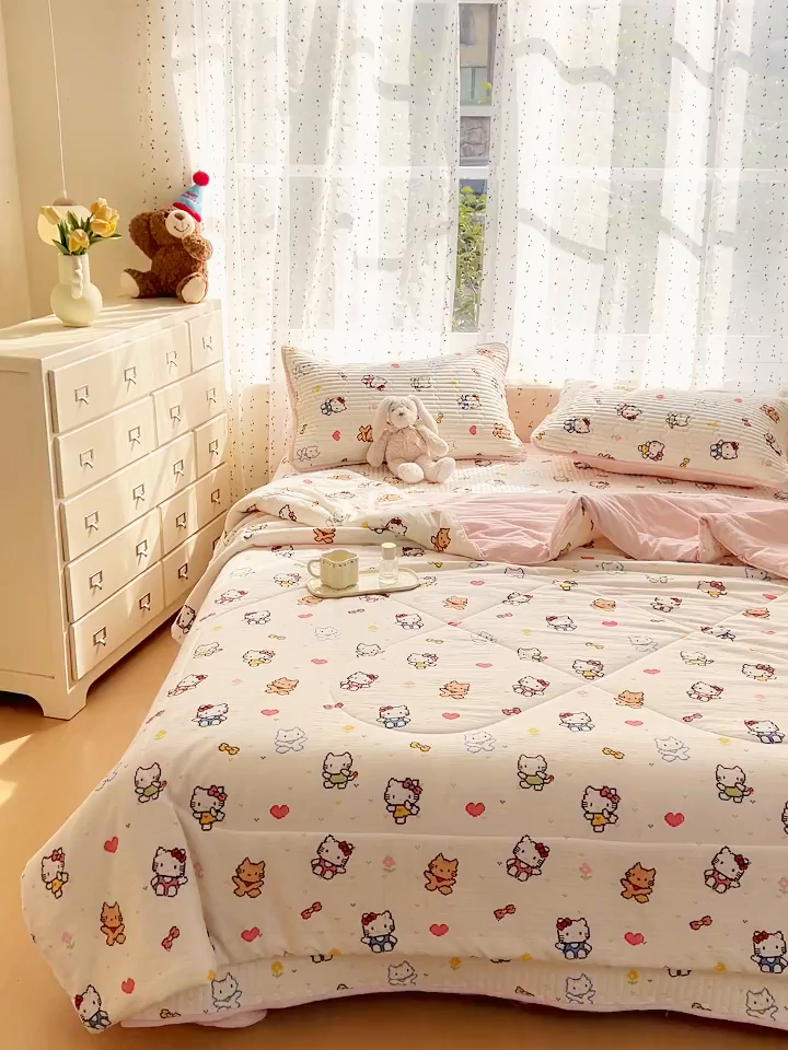91家纺网 家纺一手货源 找家纺 贝扬思家纺 2026新款云感双层纱7A抗菌夏被四件套系列-栀夏系列 栀夏-像素小猫