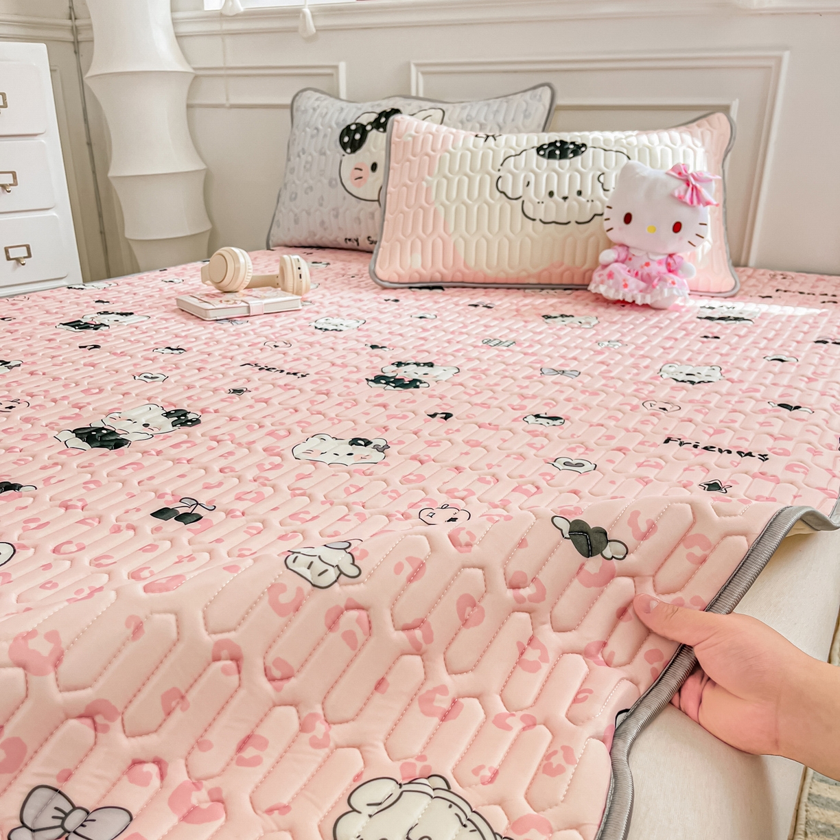 91家纺网 家纺一手货源 找家纺 摩妮卡 2026新款数码大版小清新乳胶凉席床席款三件套-场景一 温暖日常-粉