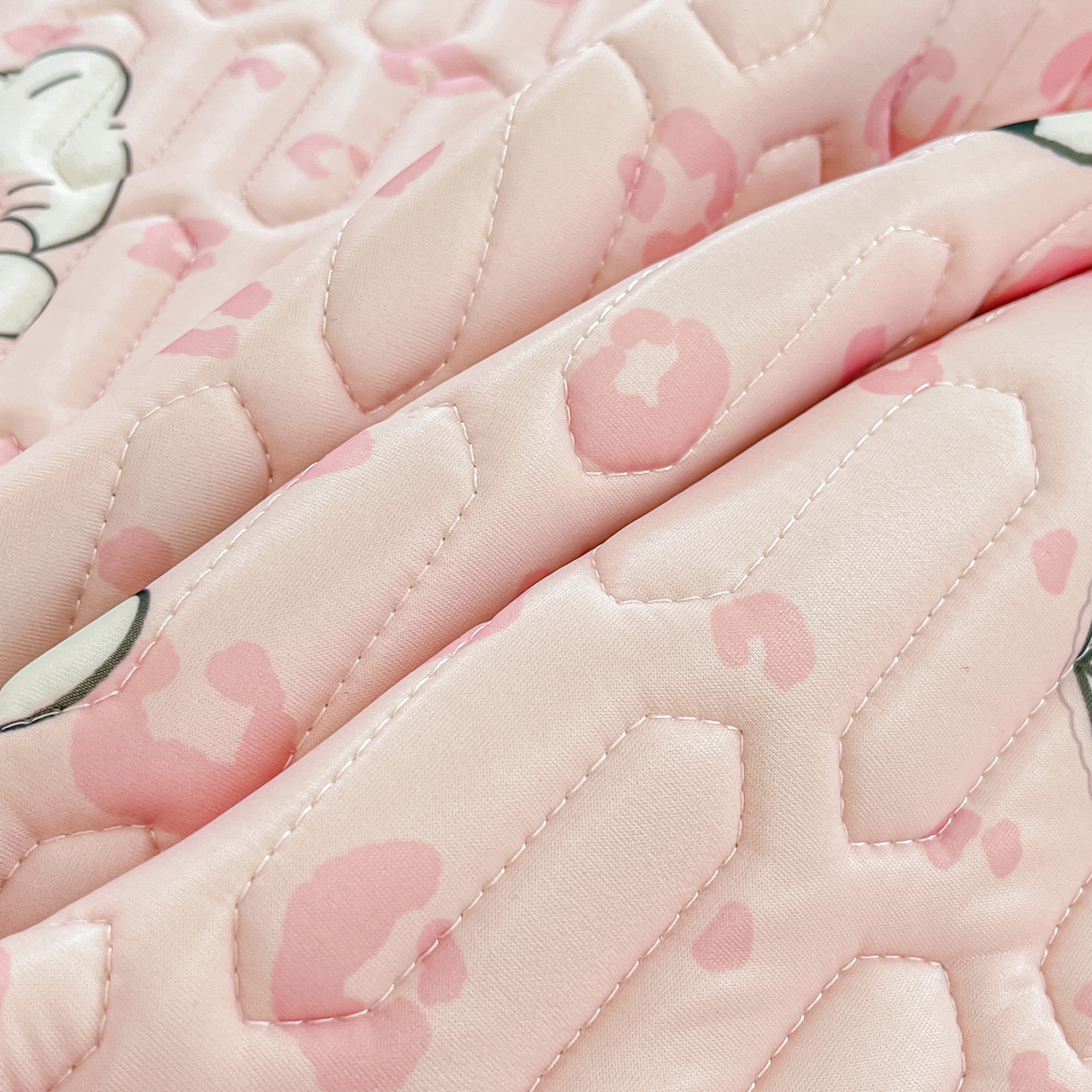 91家纺网 家纺一手货源 找家纺 摩妮卡 2026新款数码大版小清新乳胶凉席床席款三件套-场景一 温暖日常-粉