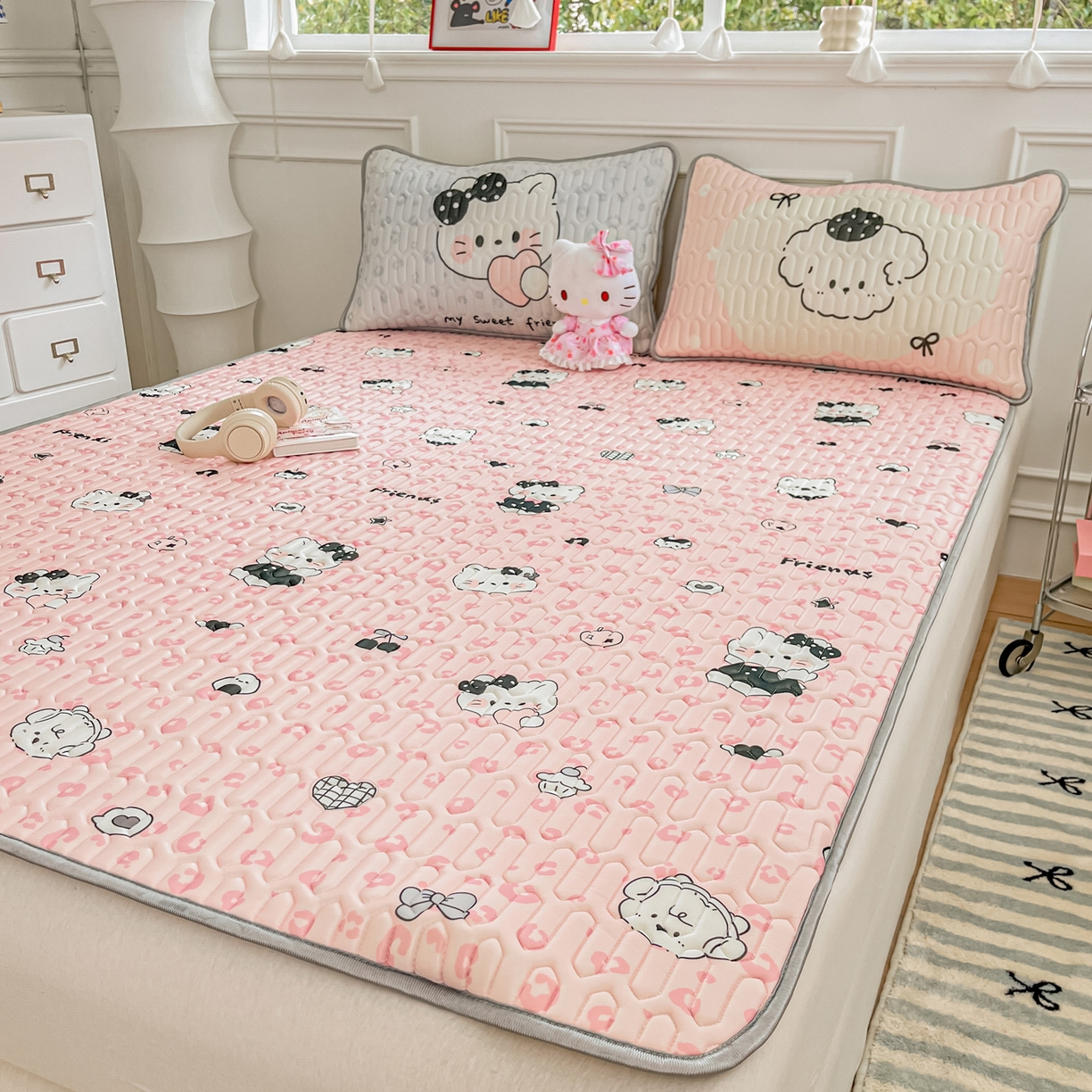 91家纺网 家纺一手货源 找家纺 摩妮卡 2026新款数码大版小清新乳胶凉席床席款三件套-场景一 温暖日常-粉