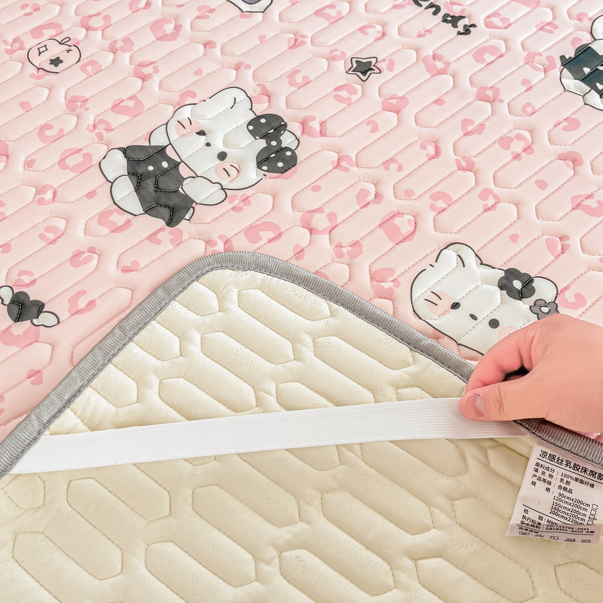 91家纺网 家纺一手货源 找家纺 摩妮卡 2026新款数码大版小清新乳胶凉席床席款三件套-场景一 温暖日常-粉