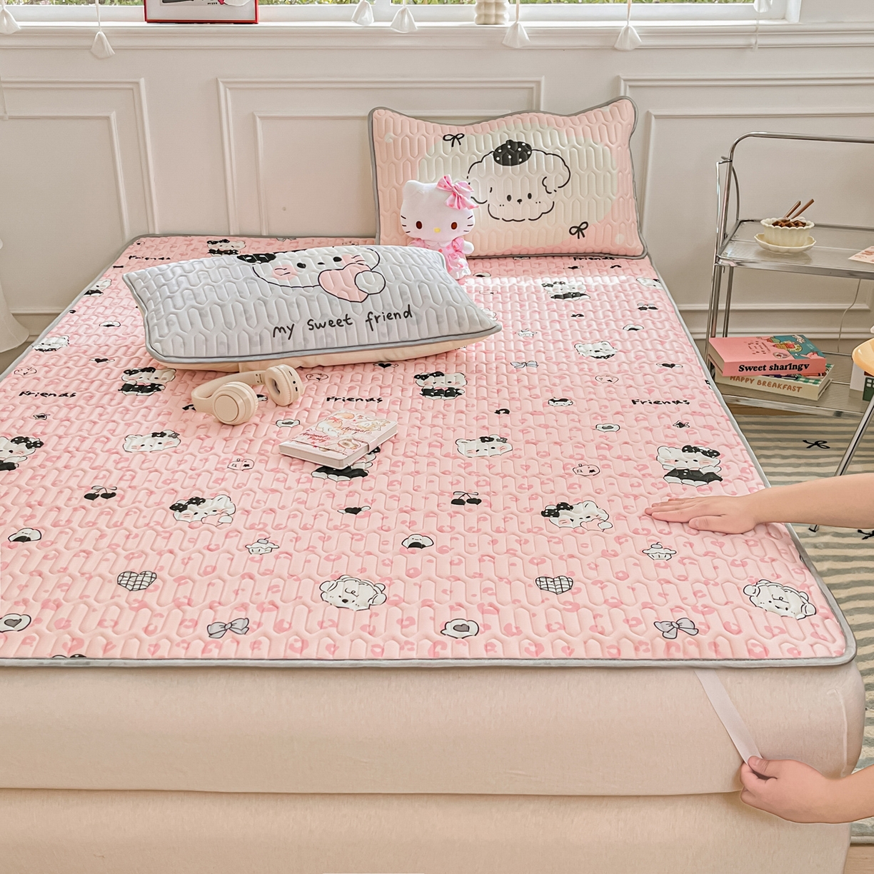 91家纺网 家纺一手货源 找家纺 摩妮卡 2026新款数码大版小清新乳胶凉席床席款三件套-场景一 温暖日常-粉