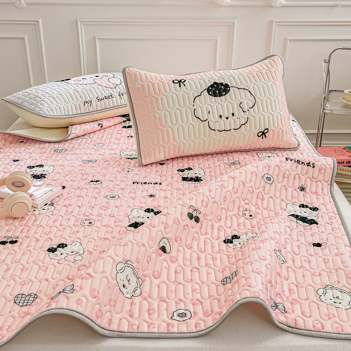 91家纺网 家纺一手货源 找家纺 摩妮卡 2026新款数码大版小清新乳胶凉席床席款三件套-场景一 温暖日常-粉