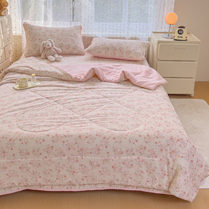 91家纺网 家纺一手货源 找家纺 贝扬思家纺 2026新款云感双层纱7A抗菌夏被四件套系列-栀夏系列 栀夏-序曲粉