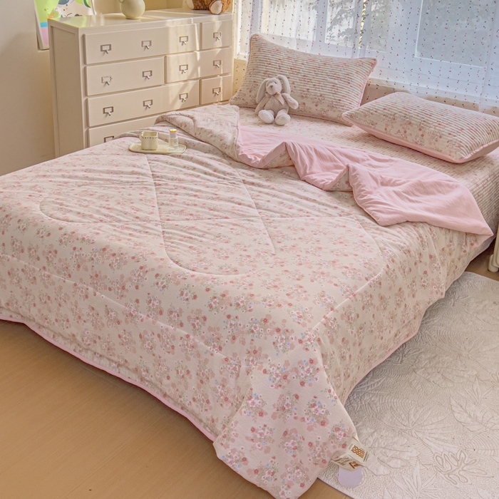 91家纺网 家纺一手货源 找家纺 贝扬思家纺 2026新款云感双层纱7A抗菌夏被四件套系列-栀夏系列 栀夏-序曲粉