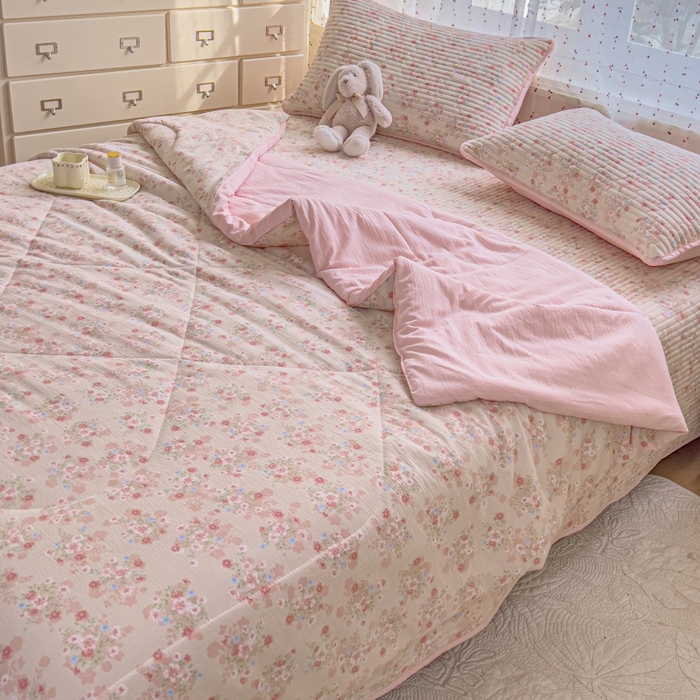 91家纺网 家纺一手货源 找家纺 贝扬思家纺 2026新款云感双层纱7A抗菌夏被四件套系列-栀夏系列 栀夏-序曲粉