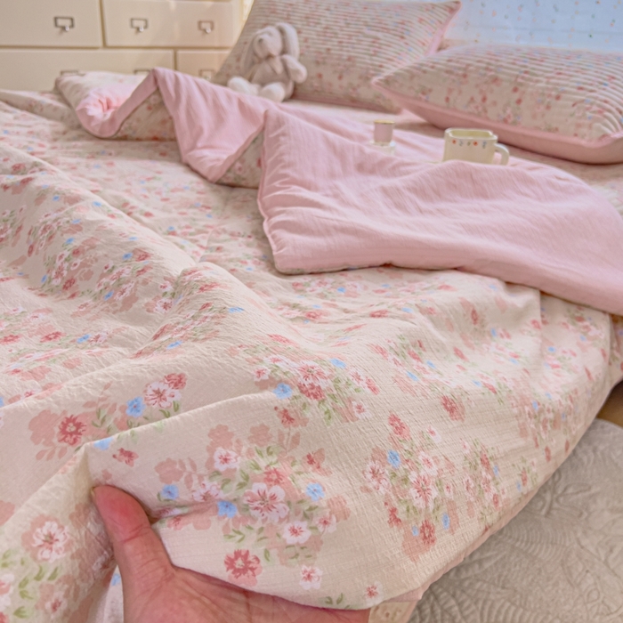 91家纺网 家纺一手货源 找家纺 贝扬思家纺 2026新款云感双层纱7A抗菌夏被四件套系列-栀夏系列 栀夏-序曲粉