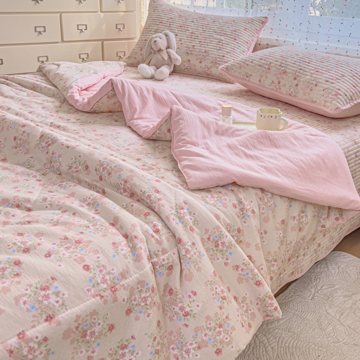 91家纺网 家纺一手货源 找家纺 贝扬思家纺 2026新款云感双层纱7A抗菌夏被四件套系列-栀夏系列 栀夏-序曲粉