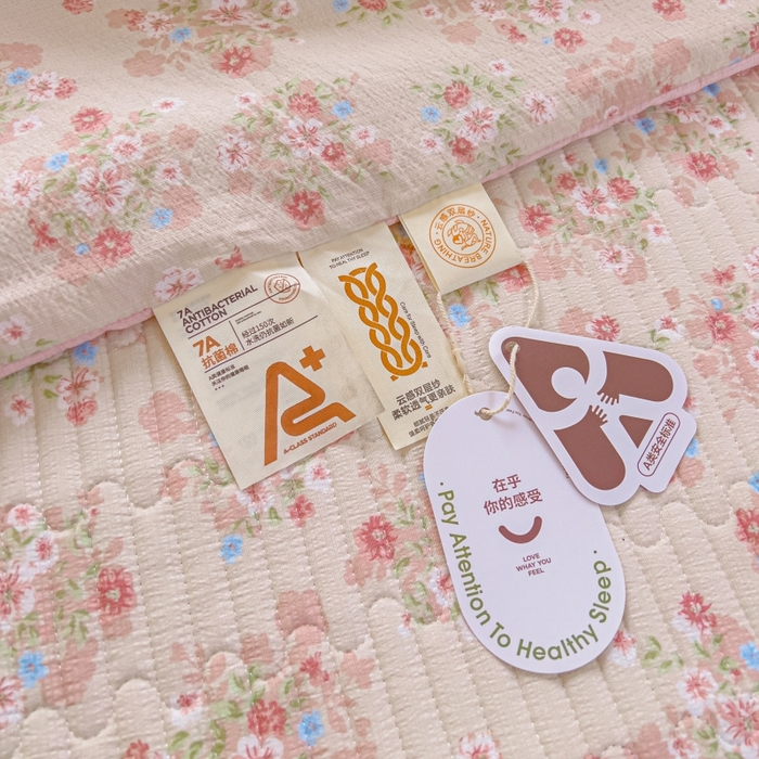 91家纺网 家纺一手货源 找家纺 贝扬思家纺 2026新款云感双层纱7A抗菌夏被四件套系列-栀夏系列 栀夏-序曲粉