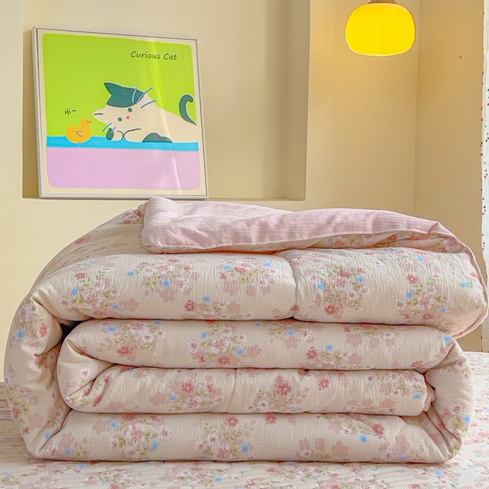 91家纺网 家纺一手货源 找家纺 贝扬思家纺 2026新款云感双层纱7A抗菌夏被四件套系列-栀夏系列 栀夏-序曲粉