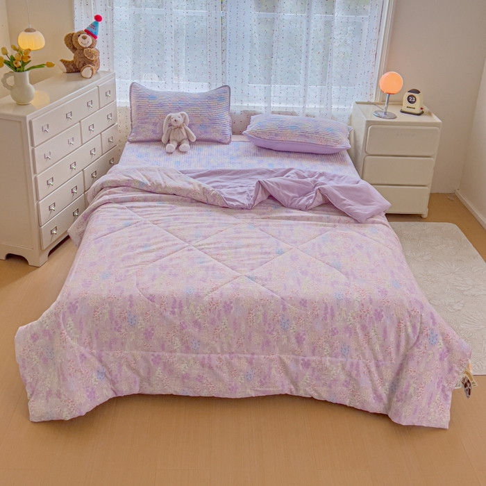 91家纺网 家纺一手货源 找家纺 贝扬思家纺 2026新款云感双层纱7A抗菌夏被四件套系列-栀夏系列 栀夏-熏衣草