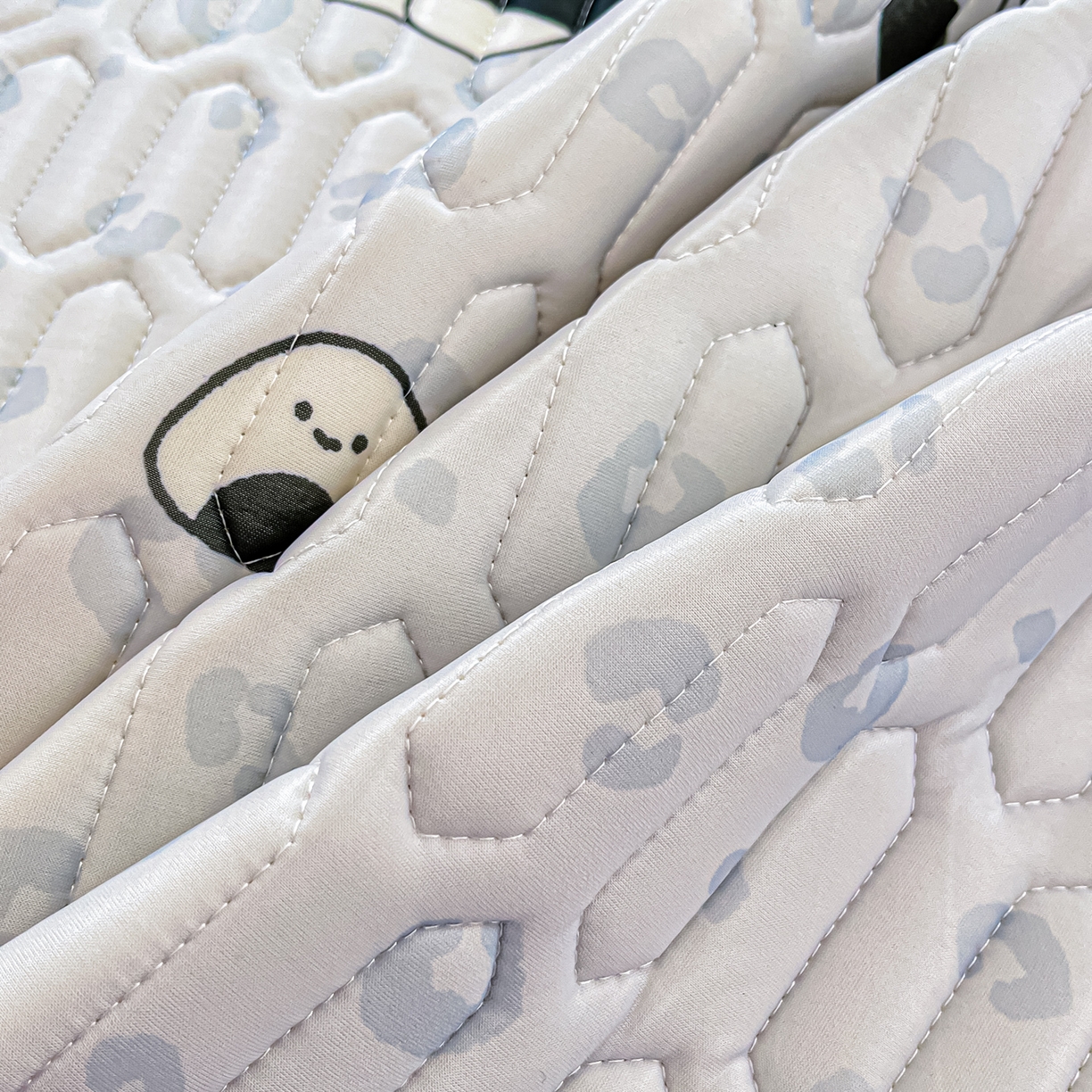 91家纺网 家纺一手货源 找家纺 摩妮卡 2026新款数码大版小清新乳胶凉席床席款三件套-场景一 温暖日常-蓝