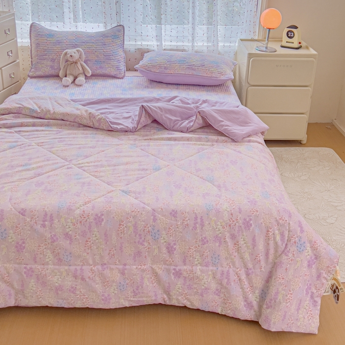 91家纺网 家纺一手货源 找家纺 贝扬思家纺 2026新款云感双层纱7A抗菌夏被四件套系列-栀夏系列 栀夏-熏衣草