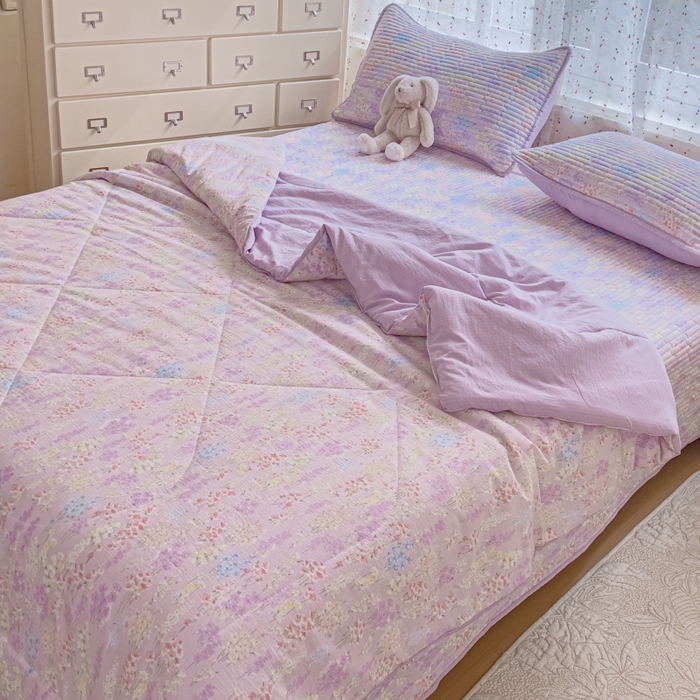 91家纺网 家纺一手货源 找家纺 贝扬思家纺 2026新款云感双层纱7A抗菌夏被四件套系列-栀夏系列 栀夏-熏衣草