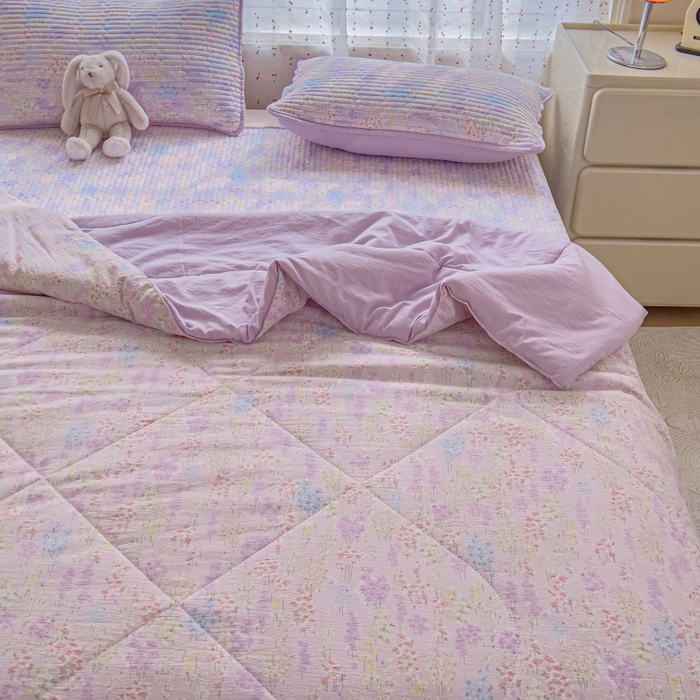 91家纺网 家纺一手货源 找家纺 贝扬思家纺 2026新款云感双层纱7A抗菌夏被四件套系列-栀夏系列 栀夏-熏衣草