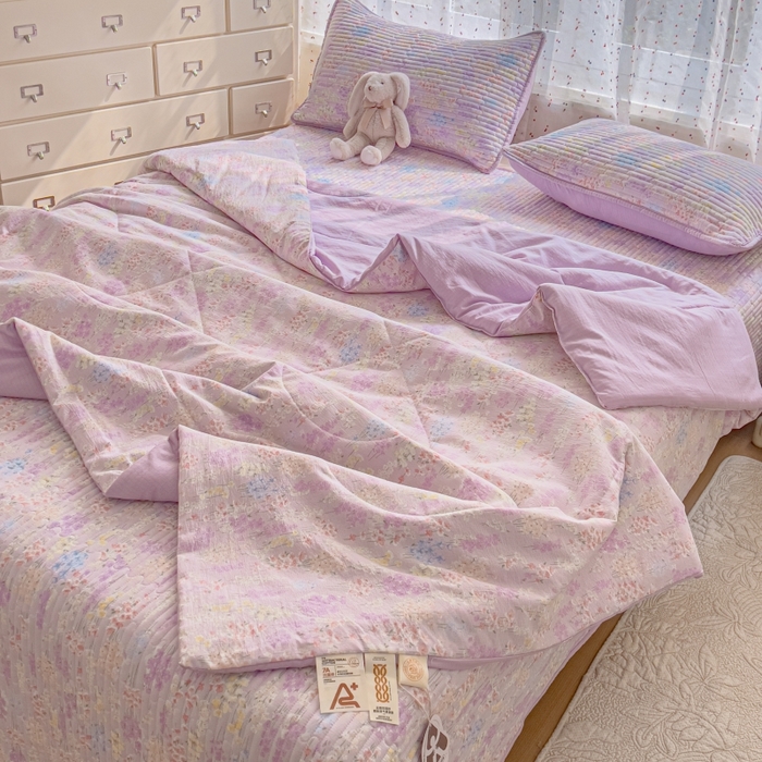 91家纺网 家纺一手货源 找家纺 贝扬思家纺 2026新款云感双层纱7A抗菌夏被四件套系列-栀夏系列 栀夏-熏衣草