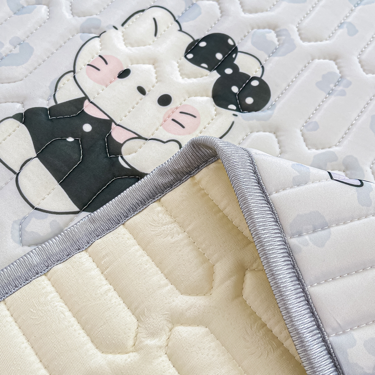 91家纺网 家纺一手货源 找家纺 摩妮卡 2026新款数码大版小清新乳胶凉席床席款三件套-场景一 温暖日常-蓝