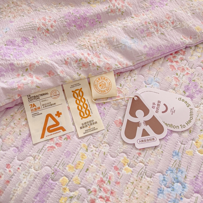 91家纺网 家纺一手货源 找家纺 贝扬思家纺 2026新款云感双层纱7A抗菌夏被四件套系列-栀夏系列 栀夏-熏衣草