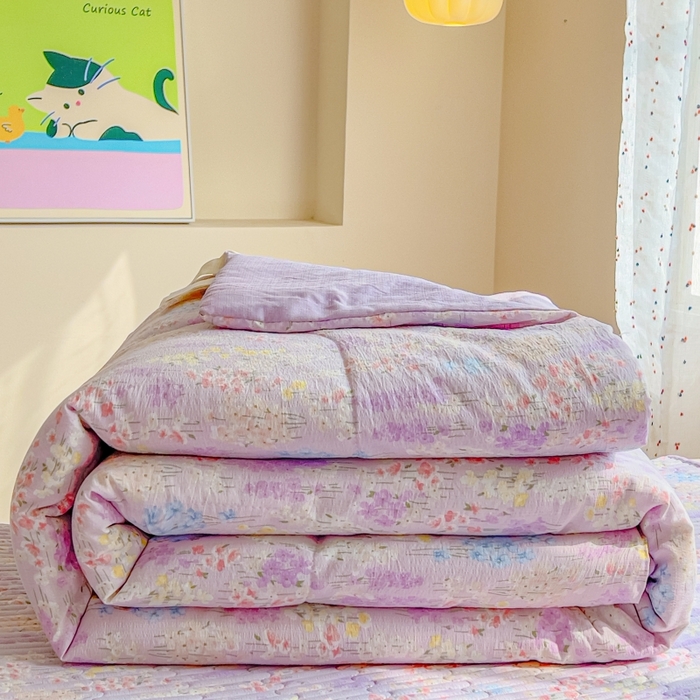 91家纺网 家纺一手货源 找家纺 贝扬思家纺 2026新款云感双层纱7A抗菌夏被四件套系列-栀夏系列 栀夏-熏衣草