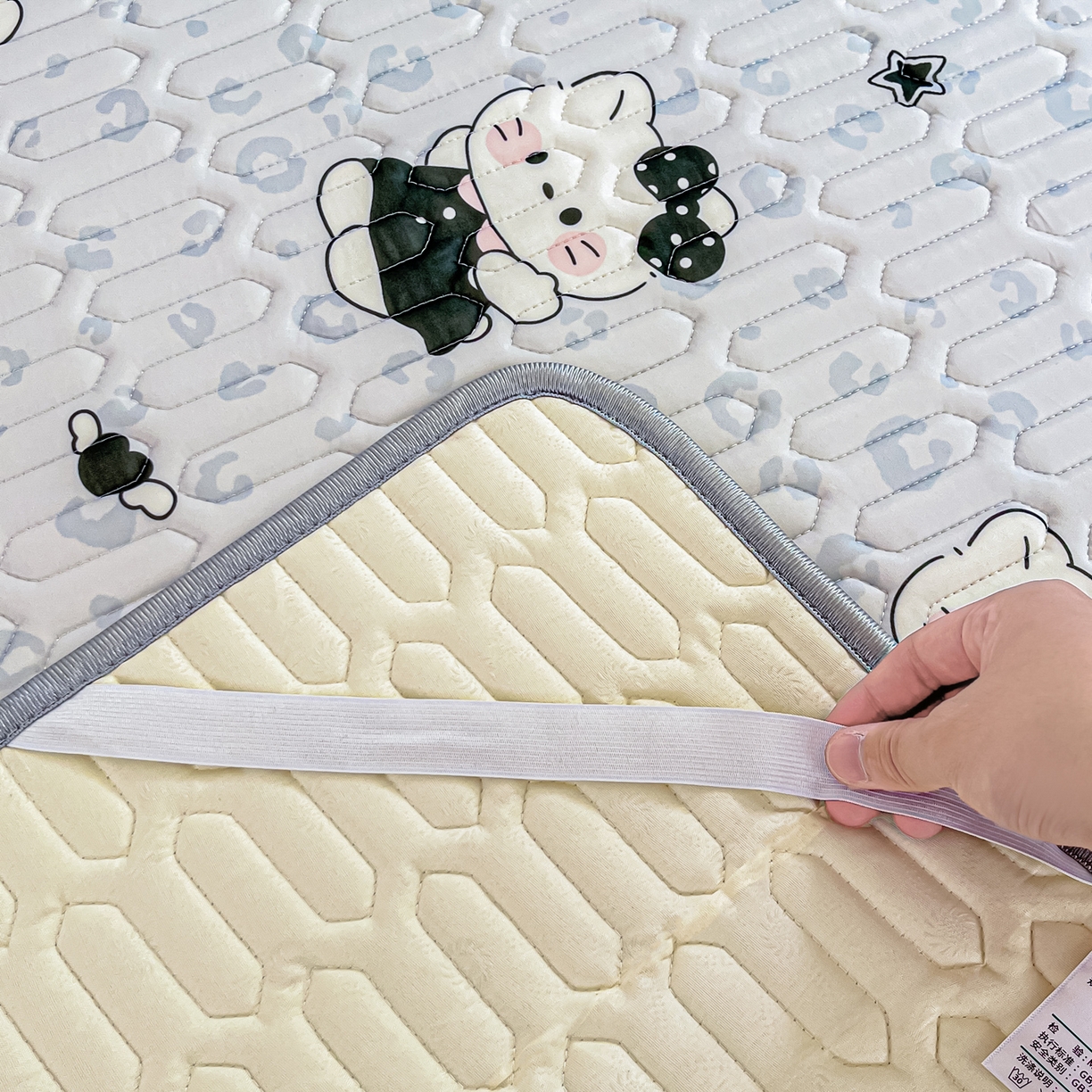 91家纺网 家纺一手货源 找家纺 摩妮卡 2026新款数码大版小清新乳胶凉席床席款三件套-场景一 温暖日常-蓝