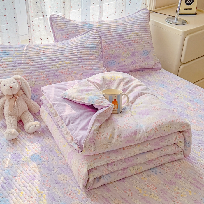 91家纺网 家纺一手货源 找家纺 贝扬思家纺 2026新款云感双层纱7A抗菌夏被四件套系列-栀夏系列 栀夏-熏衣草