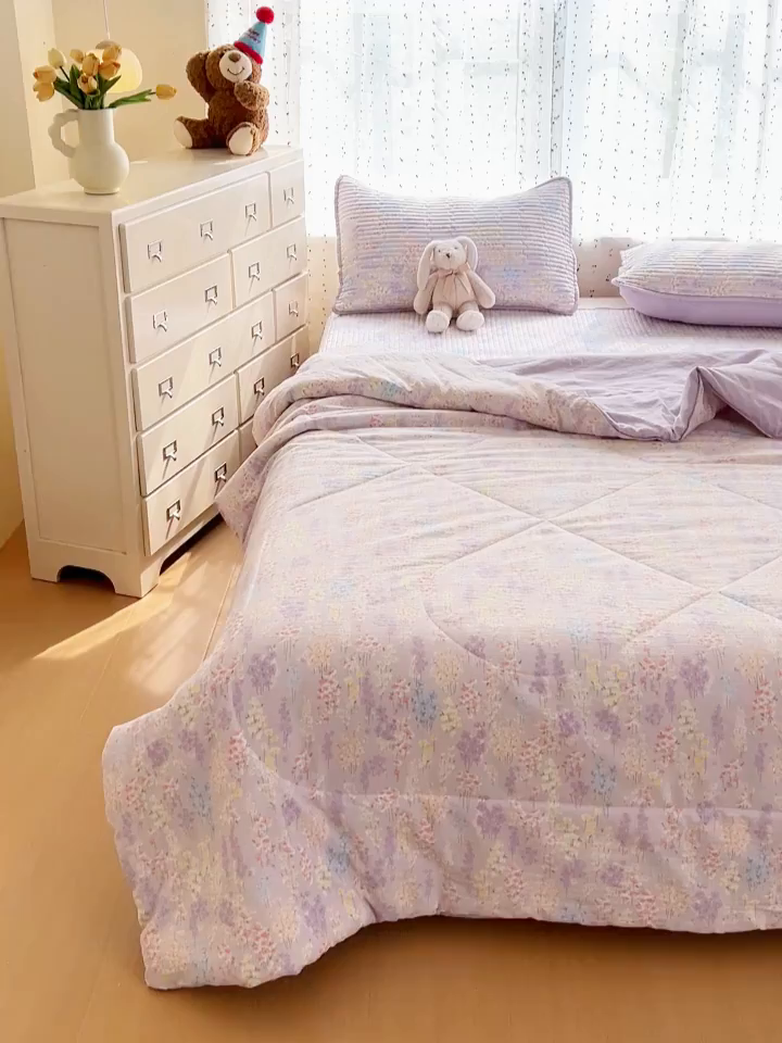 91家纺网 家纺一手货源 找家纺 贝扬思家纺 2026新款云感双层纱7A抗菌夏被四件套系列-栀夏系列 栀夏-熏衣草